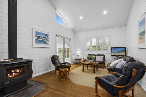 3 Macleay St, Narrawallee - Accommodation Bookings 2