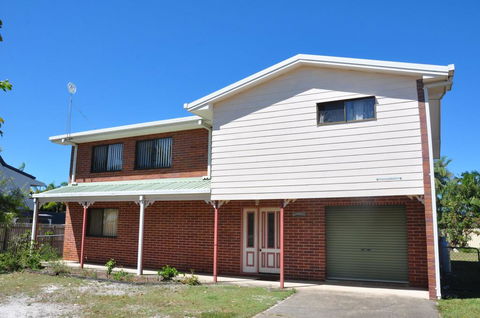 31 Bombala Crescent - Two Storey Home With Covered Outdoor Deck, Fully Fenced Backyard. Pet Friendly - Accommodation Bookings 3