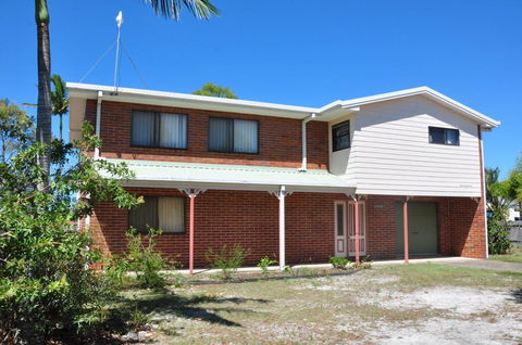 31 Bombala Crescent - Two Storey Home With Covered Outdoor Deck, Fully Fenced Backyard. Pet Friendly - Accommodation Bookings 0