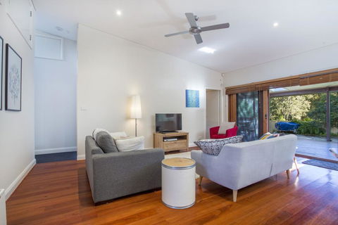 33 Bangalow - Narrawallee's Beautiful Bungalow - Accommodation Bookings 0