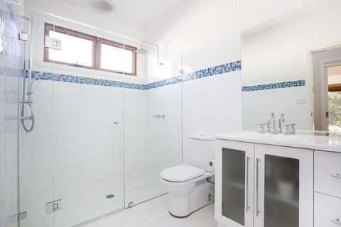 33 Bangalow - Narrawallee's Beautiful Bungalow - Accommodation Bookings 3
