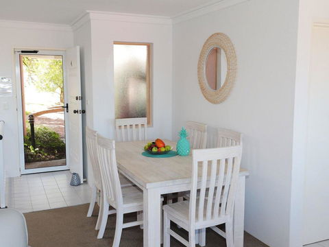 4 'Frangipani' 30 Leonard Avenue - Spacious Townhouse - Accommodation Bookings 2