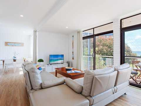 4 'Villa Ellisa', 10 Columbia Close - Beautiful Unit With Beautiful Water Views At Little Beach - Accommodation Bookings 2