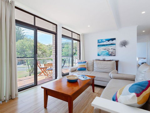 4 'Villa Ellisa', 10 Columbia Close - Beautiful Unit With Beautiful Water Views At Little Beach - Accommodation Bookings 3