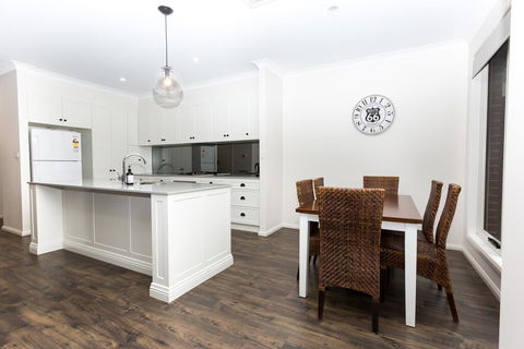 4 Bedroom Inner City Townhouse - SLEEPS 9 !! - Accommodation Bookings 3