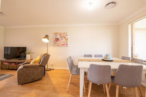 42 Rosemary Lane - Central Orange - Spacious Family Home - Quiet Lane - Accommodation Bookings 3