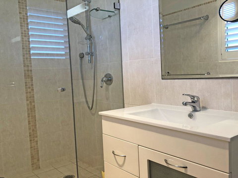 5 'Intrepid' 3 Intrepid Close - Perfect Beachfront Location - Accommodation Bookings 2