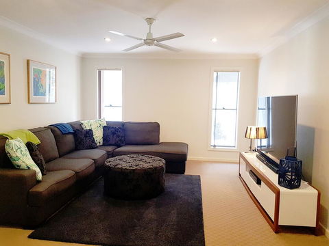 5 Bedroom Luxury Villa - Hope Island - Accommodation Bookings 1