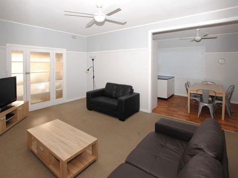 59 Wharf Street Opposite Bowling Club - Accommodation Bookings 3