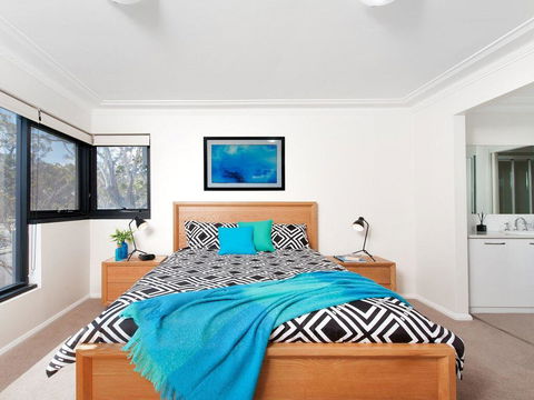 6 'FLORENTINE', 11 COLUMBIA CLOSE - STUNNING UNIT WITH SENSATIONAL VIEWS - Accommodation Bookings 3
