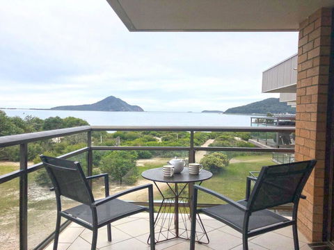 6 'Intrepid' 3 Intrepid Close - Right On The Waterfront - Accommodation Bookings 0