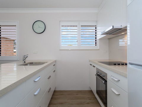 6 'Intrepid' 3 Intrepid Close - Right On The Waterfront - Accommodation Bookings 2