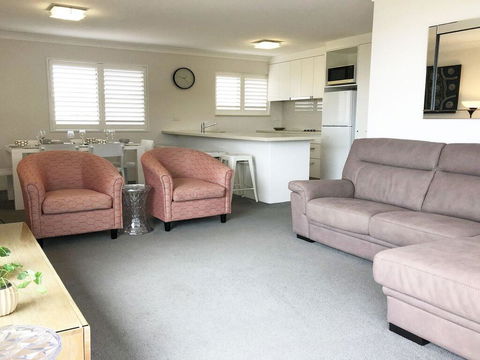 6 'Intrepid' 3 Intrepid Close - Right On The Waterfront - Accommodation Bookings 3