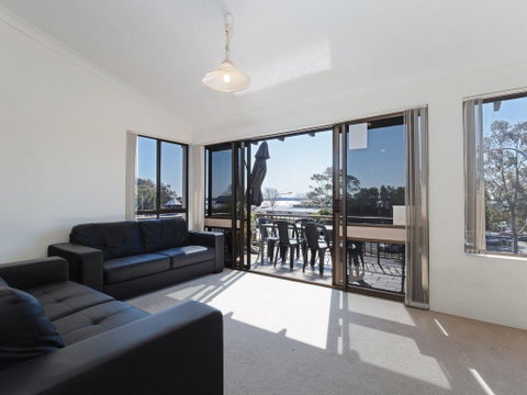 6 'Tradewinds' 110 Victoria Parade - Excellent CBD Location With Water Views - Accommodation Bookings 1