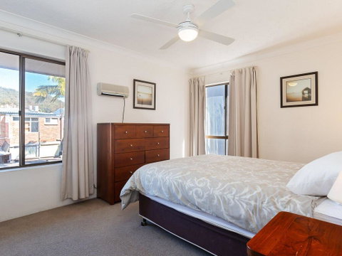 6 'Tradewinds' 110 Victoria Parade - Excellent CBD Location With Water Views - Accommodation Bookings 3
