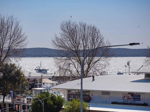 6 'Tradewinds' 110 Victoria Parade - Excellent CBD Location With Water Views - Accommodation Bookings 0