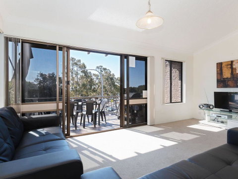 6 'Tradewinds' 110 Victoria Parade - Excellent CBD Location With Water Views - Accommodation Bookings 2