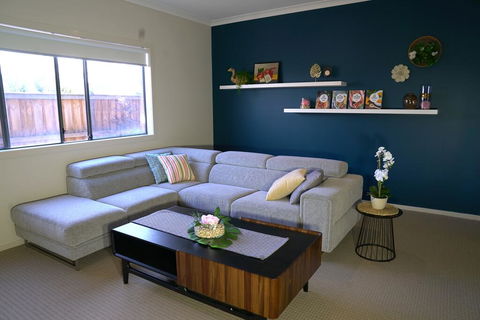 6 Bedrooms Contemporary Big House At Pakenhem - Accommodation Bookings 0
