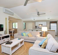 6 Orania Court - Rainbow Shores Absolutely gorgeous beach side property within 200 metres walk to the beach - Accommodation Bookings