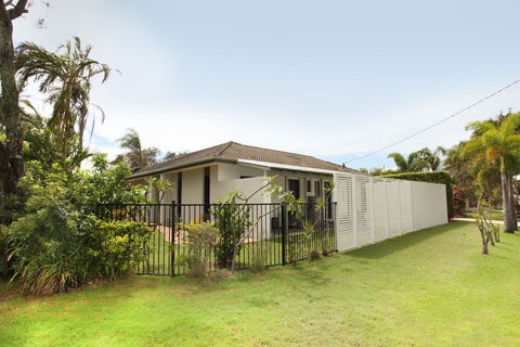 6 Petrie Ave, Marcoola, Pet Friendly, Linen Supplied - Accommodation Bookings 2