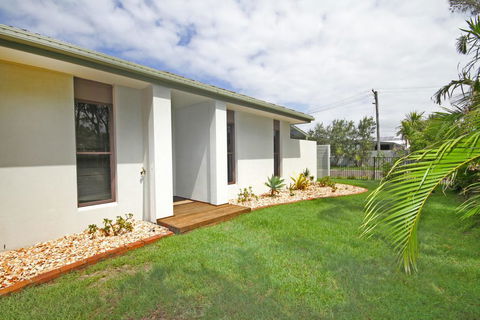 6 Petrie Ave, Marcoola, Pet Friendly, Linen Supplied - Accommodation Bookings 1