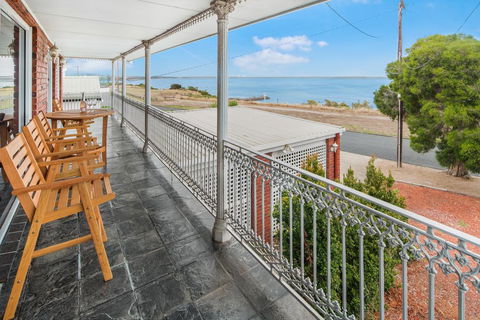 6-bed Oceanfront House With Jacuzzi, Games, Parking - Accommodation Bookings 2