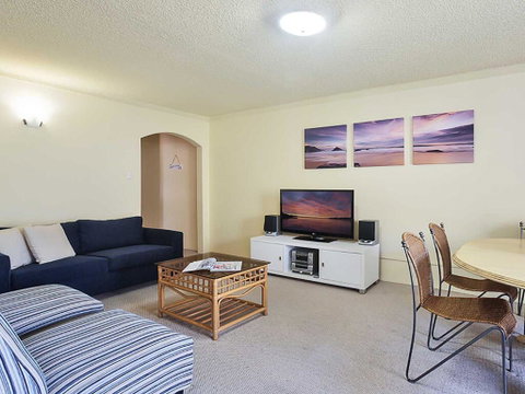 7 'Amaroo' 8 Ondine Close - Fantastic 2 Bedroom Unit So Close To The Waters Edge - Accommodation Bookings 2