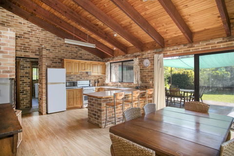 75 River Rd - Tabourie Hideaway - Accommodation Bookings 0