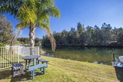 77 Lake Entrance Rd - Waterfront Wonder - Accommodation Bookings 0