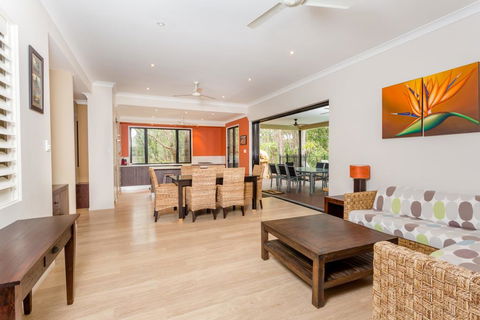 8 Ibis Court - Rainbow Shores, Swimming Pool, Walk To Beach, Executive Beach House - Accommodation Bookings 1