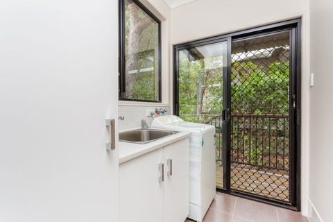 8 Ibis Court - Rainbow Shores, Swimming Pool, Walk To Beach, Executive Beach House - Accommodation Bookings 2