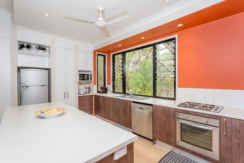 8 Ibis Court - Rainbow Shores, Swimming Pool, Walk To Beach, Executive Beach House - Accommodation Bookings 3