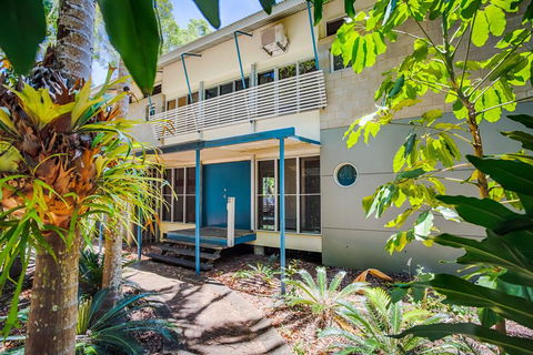 8 Satinwood Drive - Rainbow Shores, Architecturally Designed, Pool, Walk To Beach - Accommodation Bookings 3