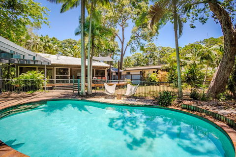 8 Satinwood Drive - Rainbow Shores, Architecturally Designed, Pool, Walk To Beach - Accommodation Bookings 0