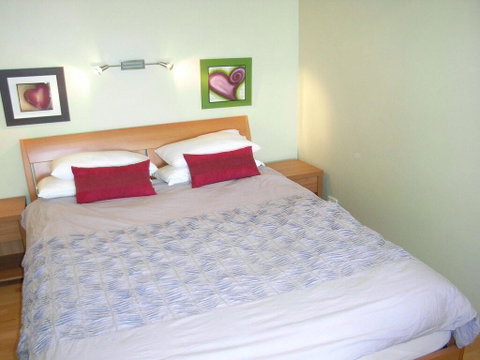 9 'Blue Vista', 13 Victoria Parade - Studio With Stunning Views - Accommodation Bookings 3