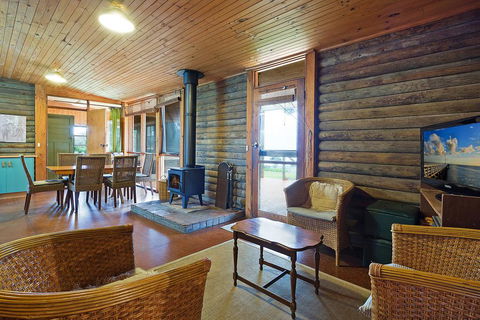 98 Ocean Parade - Rustic Log Cabin - Accommodation Bookings 2