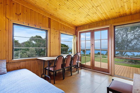 98 Ocean Parade - Rustic Log Cabin - Accommodation Bookings 3