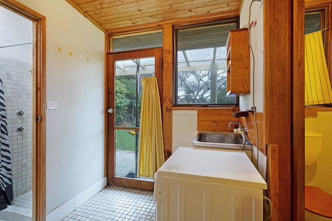 98 Ocean Parade - Rustic Log Cabin - Accommodation Bookings 1