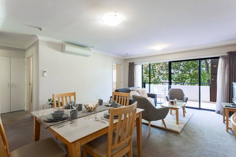 A Comfy 2BR Home, Top Location, FREE Parking - Accommodation Bookings 2