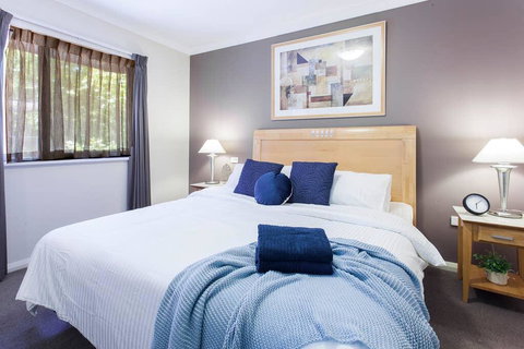 A Comfy 2BR Home, Top Location, FREE Parking - Accommodation Bookings 0