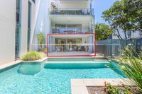 A Deluxe Swim Up - Drift Apartments South