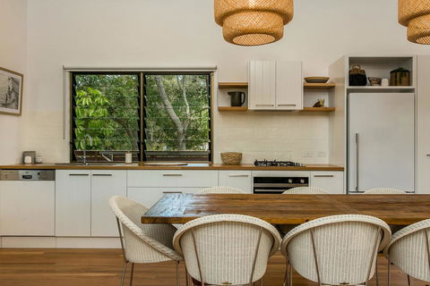 A SWEET ESCAPE - Alcorn House - Accommodation Bookings 2