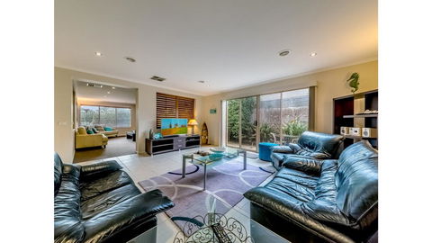 A TOUCH OF CLASS - PET FRIENDLY (OUTSIDE ONLY) - Accommodation Bookings 1