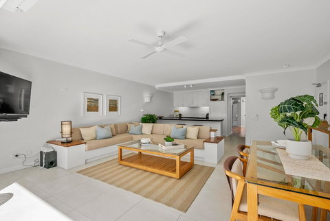 Absolute Beachfront Apt. In Alamanda Beachfront Resort (14) - Accommodation Bookings 1