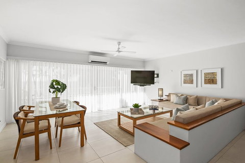 Absolute Beachfront Apt. In Alamanda Beachfront Resort (14) - Accommodation Bookings 2