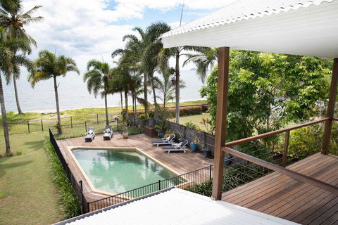 ABSOLUTE BEACHFRONT BLISS @ NEWELL BEACH - Accommodation Bookings 0