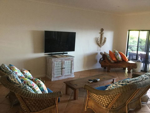 ABSOLUTE BEACHFRONT BLISS @ NEWELL BEACH - Accommodation Bookings 3