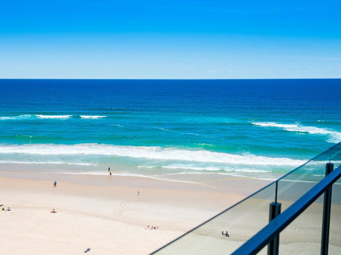 Absolute Beachfront In The Heart Of Surfers Paradi - Accommodation Bookings 1