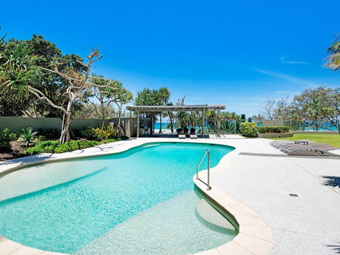 Absolute Beachfront In The Heart Of Surfers Paradi - Accommodation Bookings 2