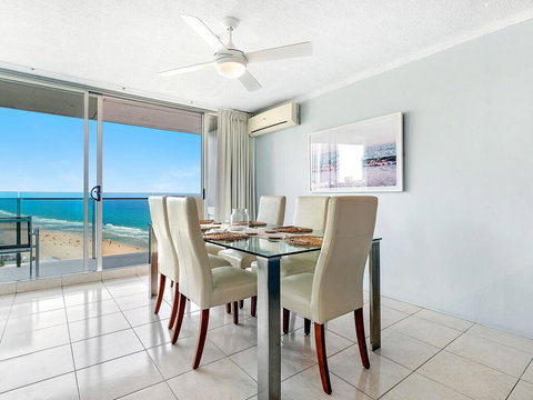 Absolute Beachfront In The Heart Of Surfers Paradi - Accommodation Bookings 3